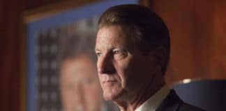 Brett Cullen est Thomas Wayne dans The Joker